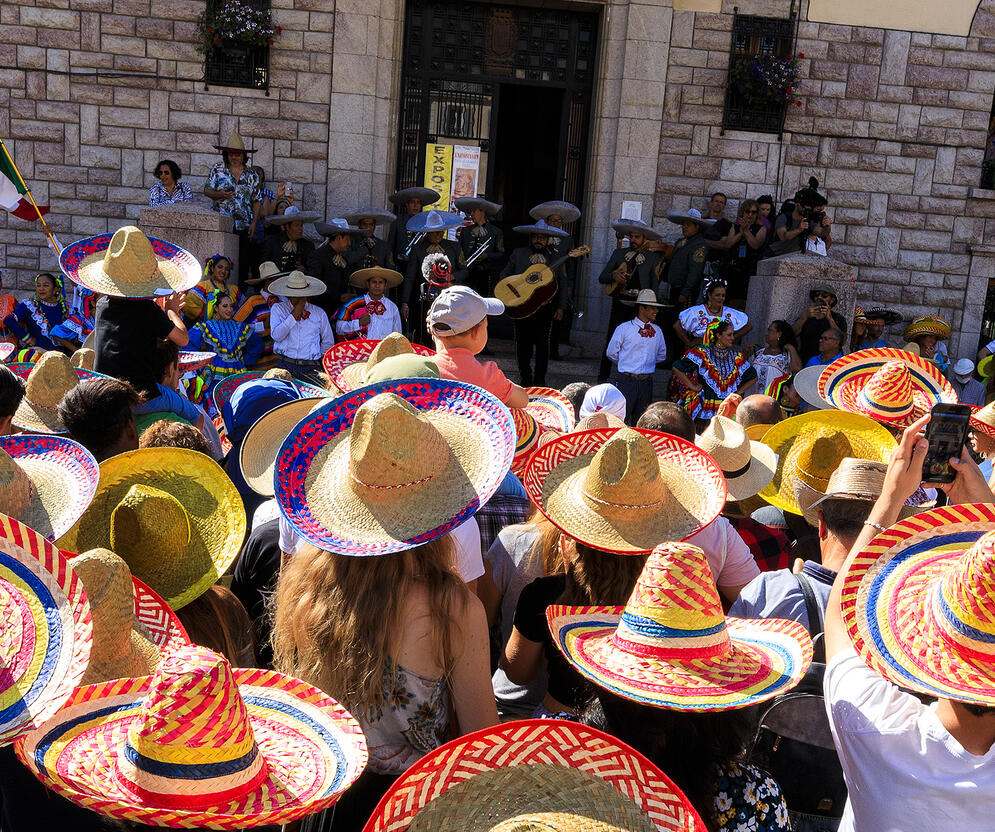 Grand défilé des 2000 sombreros © Ubaye Tourisme