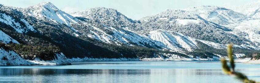Lac de Serre-Ponçon après une chute de neige ©Ubaye Tourisme