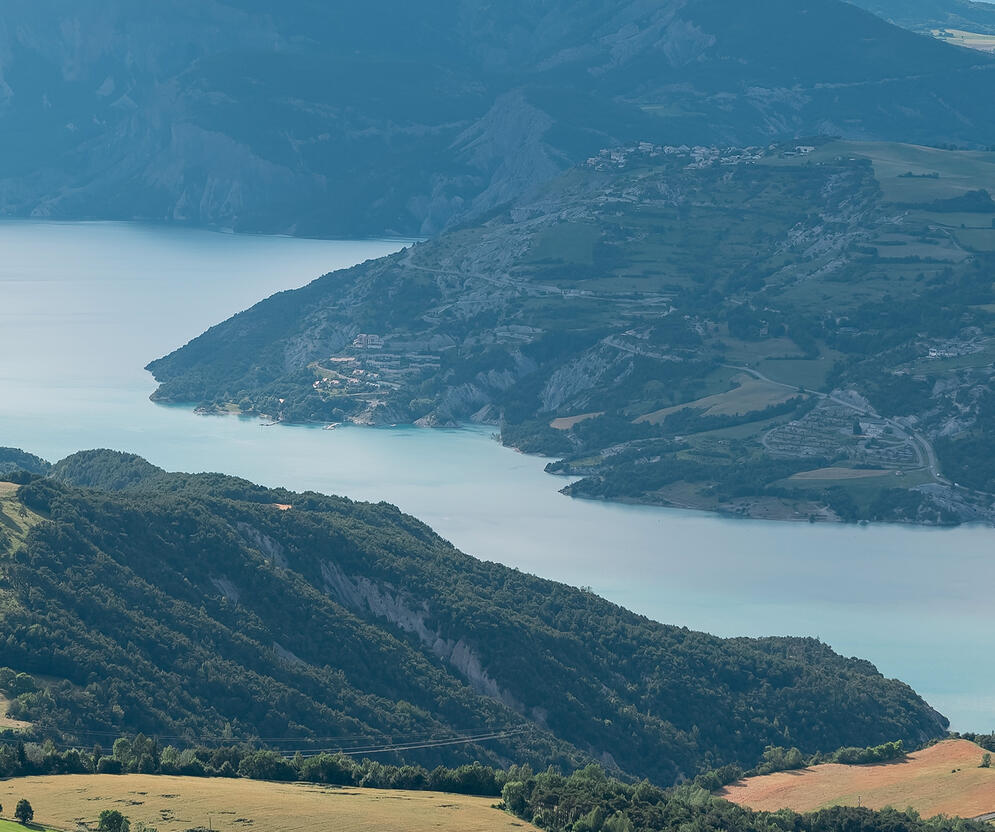 Vue sur le lac de Serre-Ponçon © AD04-Foehn Photographie