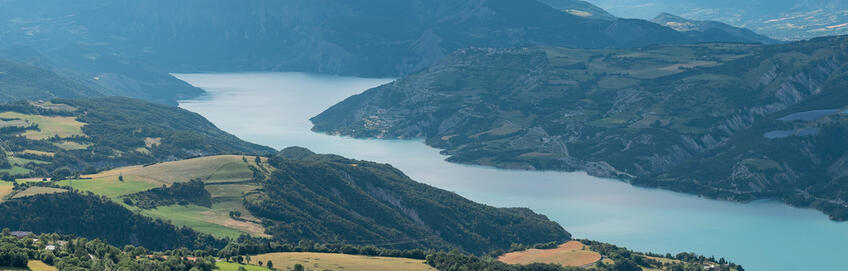 Vue sur le lac de Serre-Ponçon © AD04-Foehn Photographie