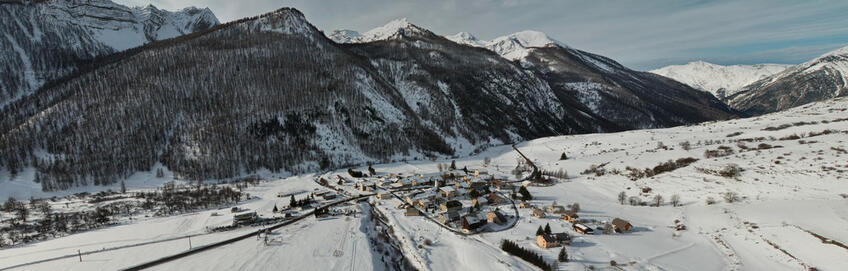 Village de Larche en hiver © Ubaye Tourisme