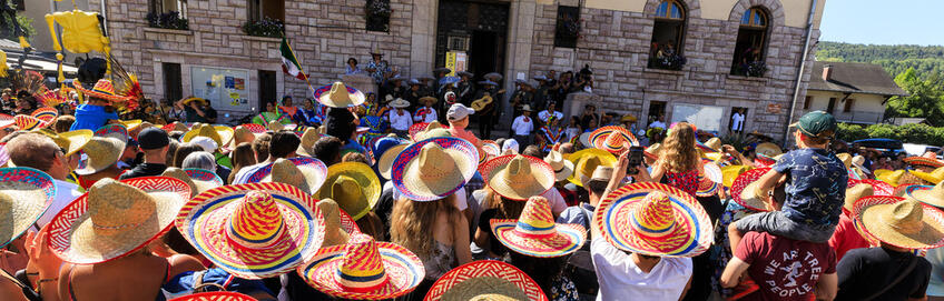 Défilé de sombreros pendant les Fêtes Latino-Mexicaines de Barcelonnette © Ubaye Tourisme