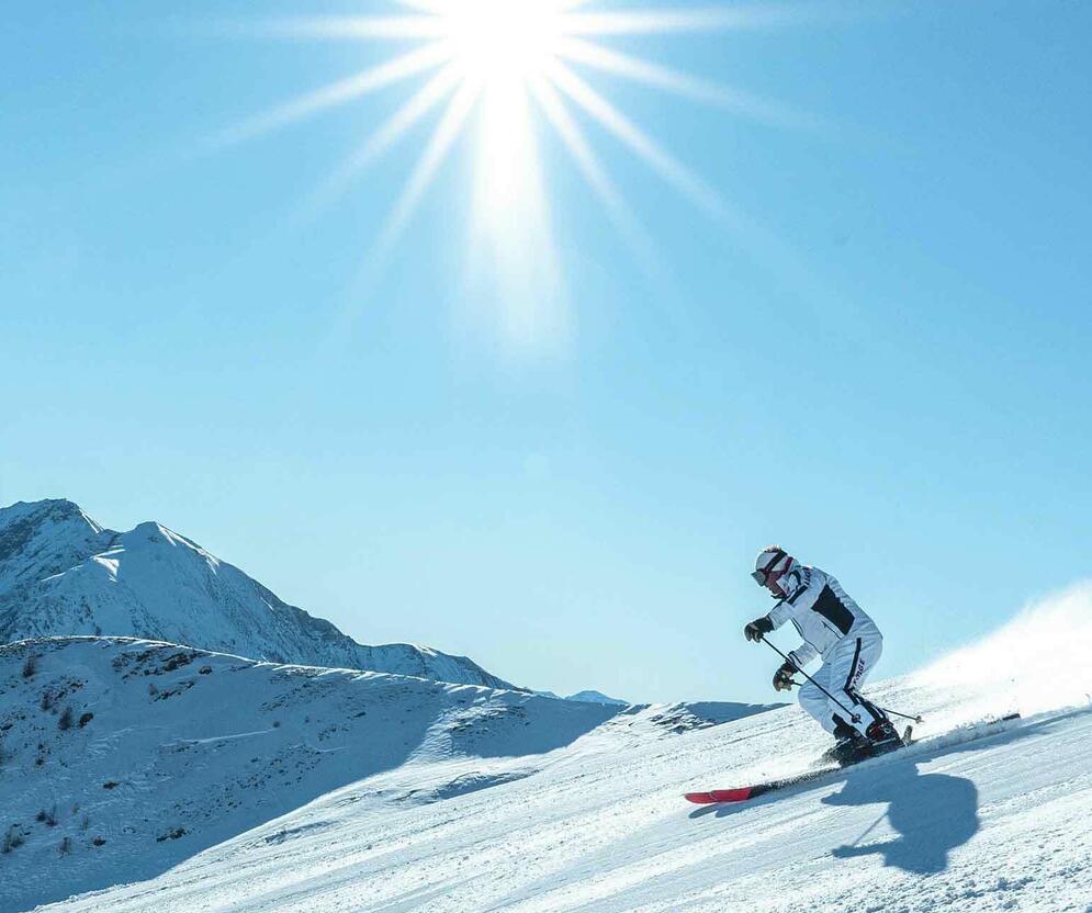 Ski à Pra Loup sous le soleil © Ubaye Tourisme
