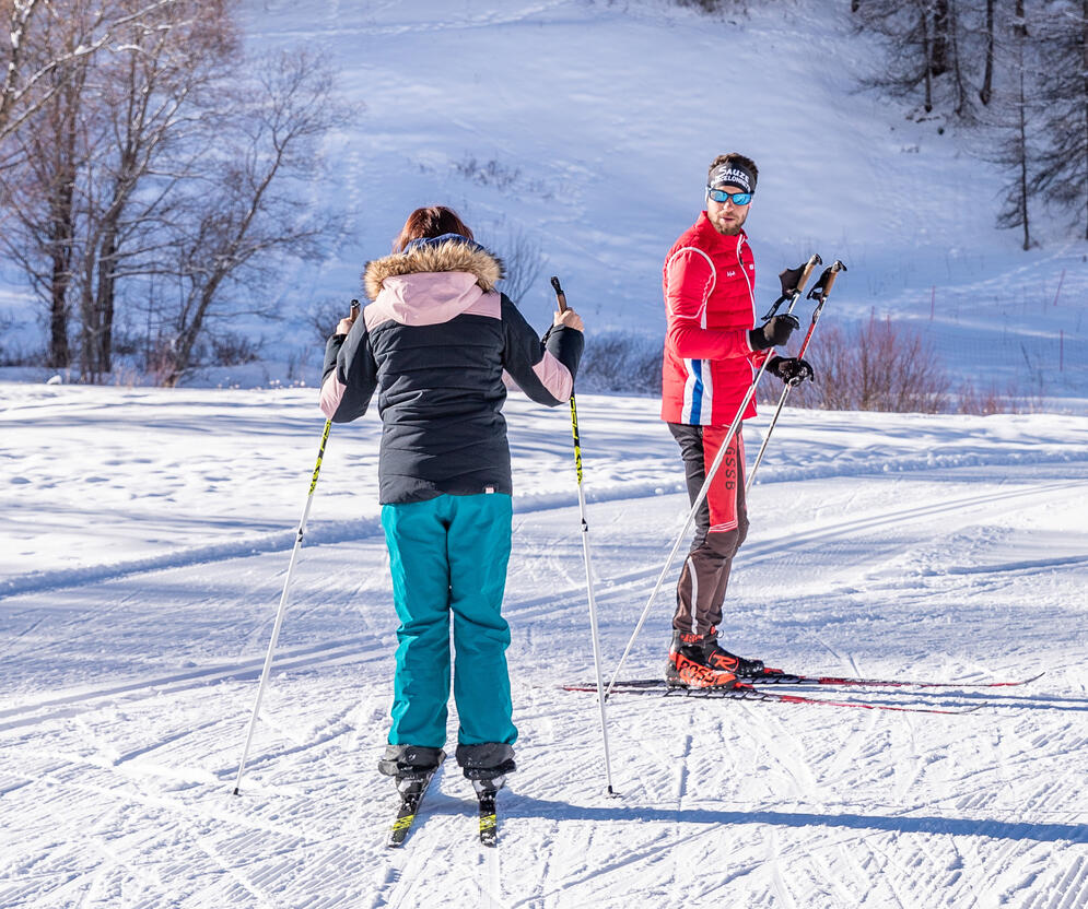 Cours de ski de fond avec un moniteur dans la Vallée de l'Ubaye © AD04 - Itinera Magica