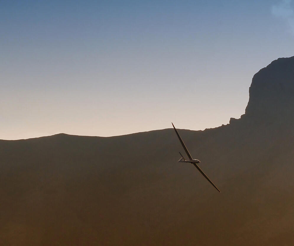Planeur devant la Grande Séolane au coucher de soleil © UT - Claude Gouron