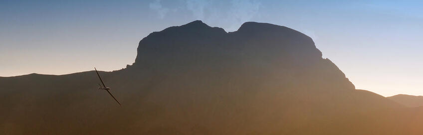 Planeur devant la Grande Séolane au coucher de soleil © UT - Claude Gouron