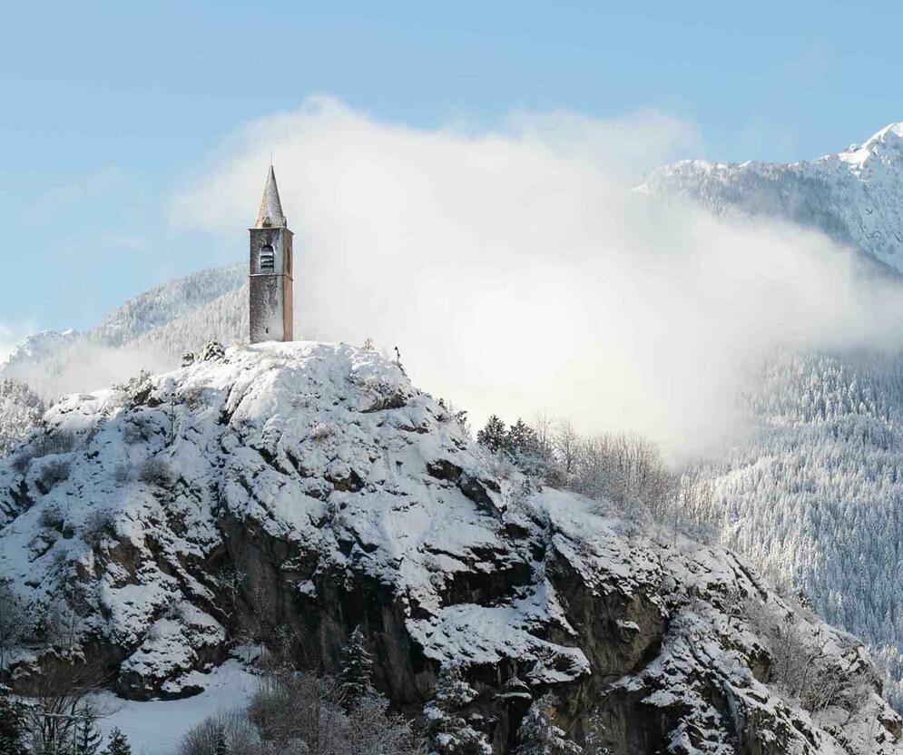 Méolans Revel et son clocher en hiver ©Ubaye Tourisme