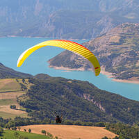 Vol en parapente au-dessus du lac de Serre-Ponçon © AD04-Olivia Mahieu
