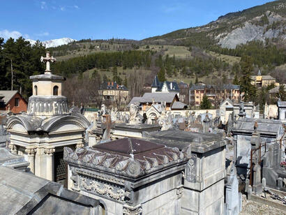 Les villas de Barcelonnette et les tombes monumentales du cimetière © Ubaye Tourisme