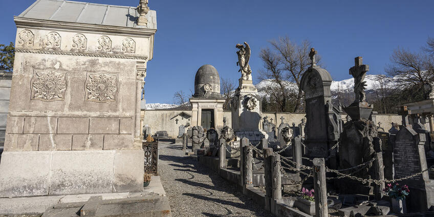 Les tombeaux du cimetière de Barcelonnette © Ubaye Tourisme