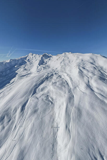 Vue aérienne sur le domaine skiable de Sainte-Anne © Ubaye Tourisme