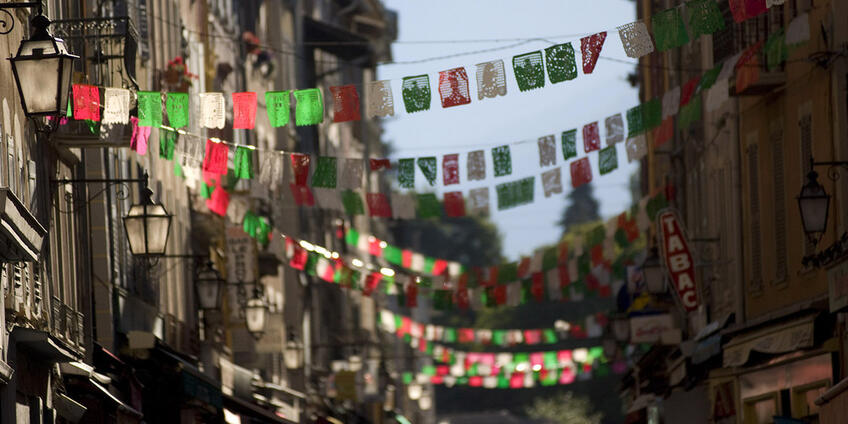 Rue Manuel de Barcelonnette aux couleurs du Mexique ©AD04-Michel Boutin