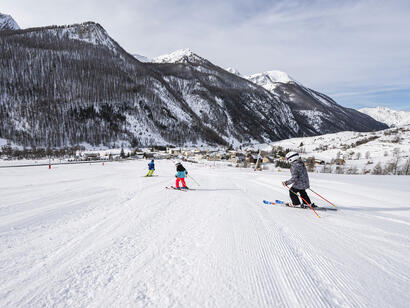 Ski alpin en famille à Larche © Ubaye Tourisme