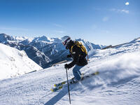 Skieur en haut du domaine de Pra Loup © Ubaye Tourisme