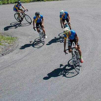 Groupe de cycliste dans la montÃ©e de Sainte-Anne Â© UT - Manu Molle