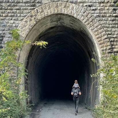 Tunnel de l'ancienne voie ferrée en famille - Lauzet Ubaye © Ubaye Tourisme