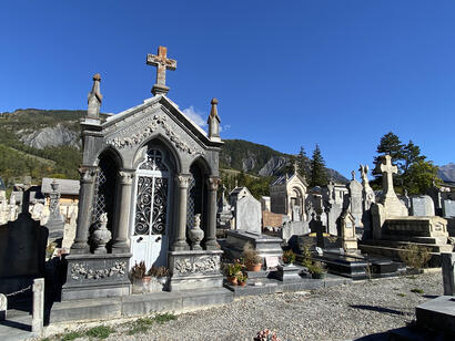 Les tombes monumentales du cimetière de Barcelonnette © Ubaye Tourisme