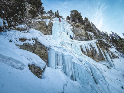 Testez l'ascension d'une cascade de glace © Ubaye Tourisme