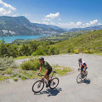 Cyclistes au dessus du lac de Serre-Ponçon © Hugo Clechet